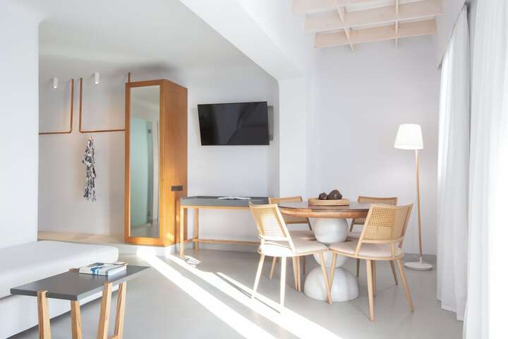 Room 33 of 86