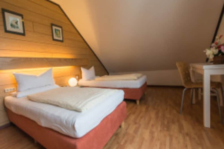 Room 4 of 7