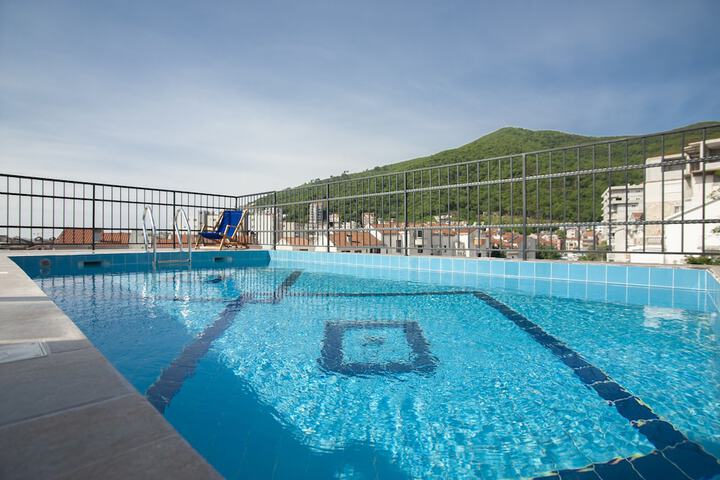Pool 44 of 71