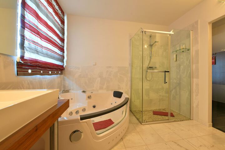 Jetted tub