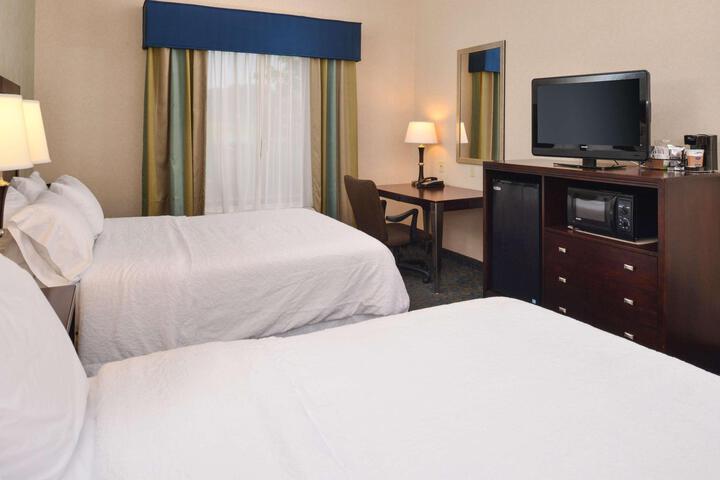 2 Queen Beds Beds Accessible (4 of 14)