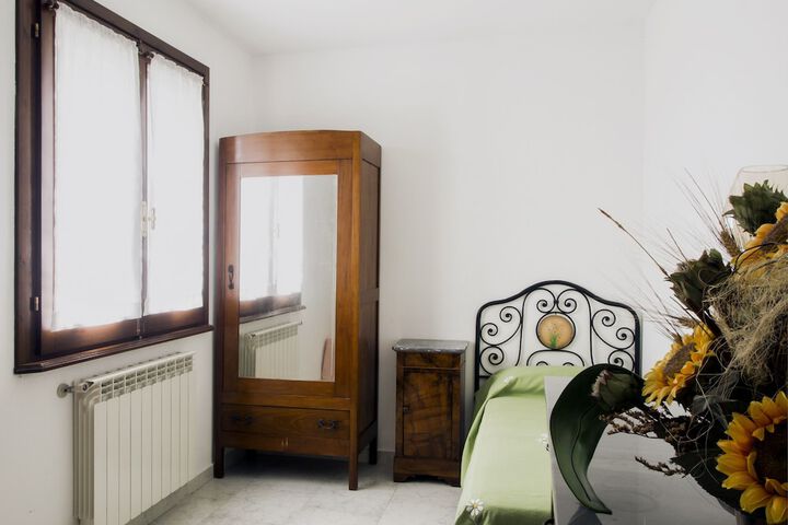Room 4 of 28