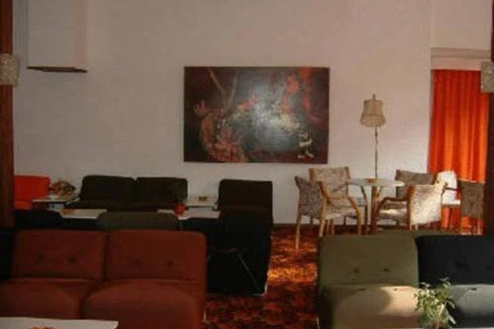 Room 4 of 18
