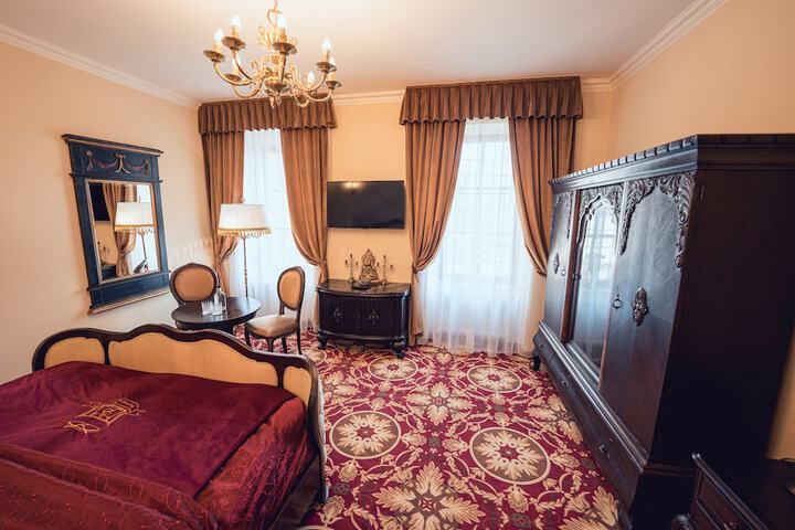 Room 12 of 90