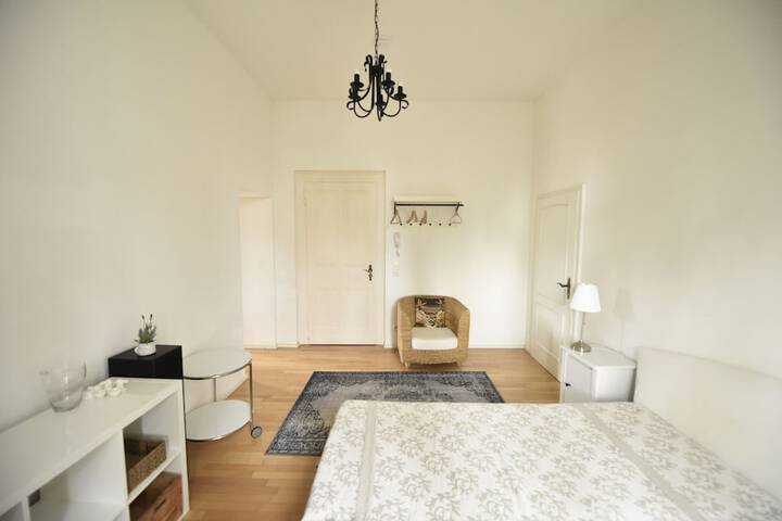 Room 6 of 79