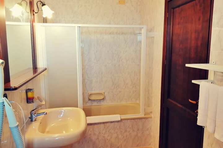 Room 9 of 27