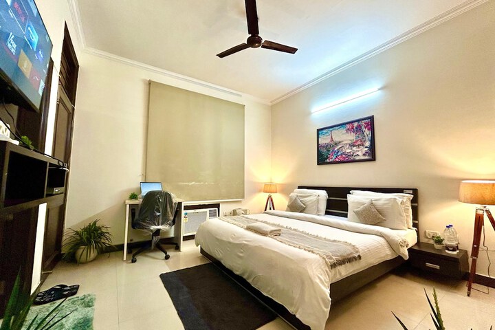 Room 5 of 9