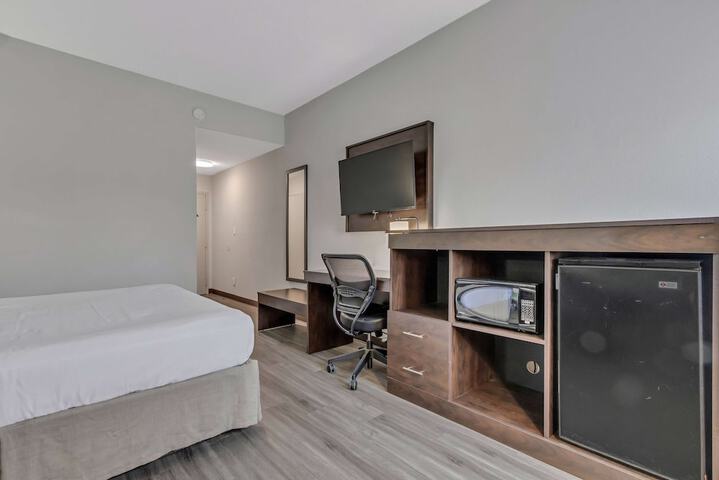 1 King Bed (5 of 22)