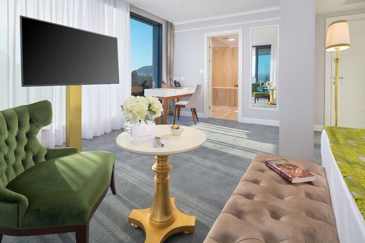 Room 11 of 102