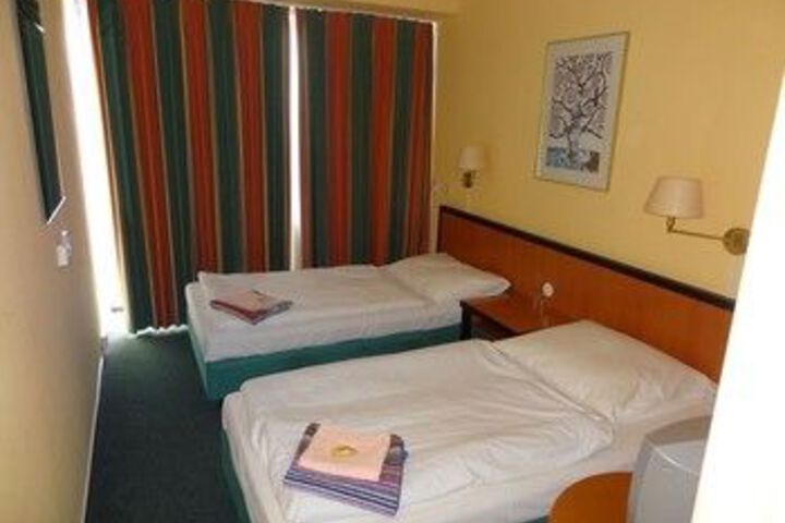 Room 9 of 11
