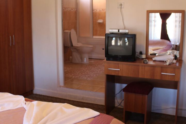 Room 6 of 175