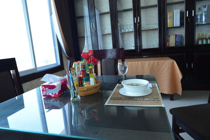 Dining 24 of 49
