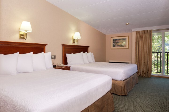 1 Queen Bed (6 of 12)