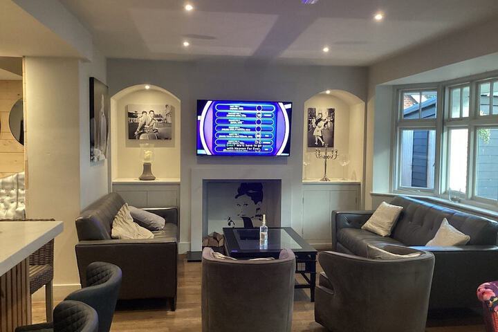 Lounge 110 of 133