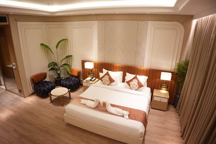 Room 5 of 9