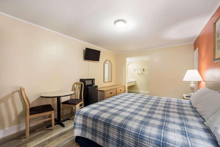 1 King Bed (2 of 11)