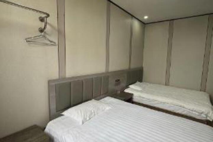 Room 9 of 10
