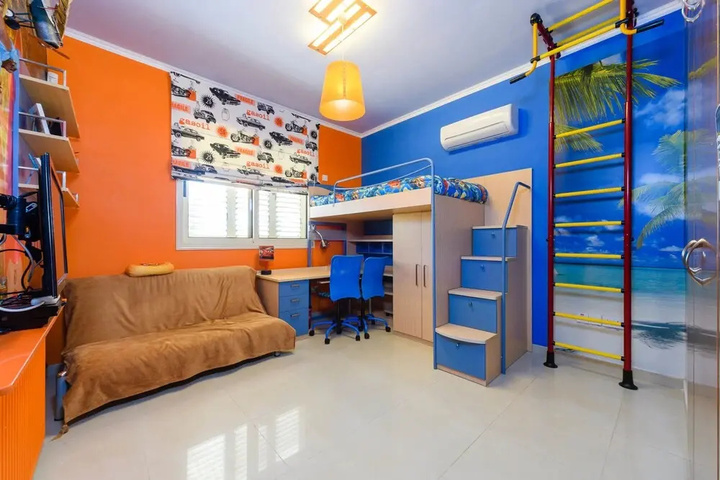 Room 12 of 26