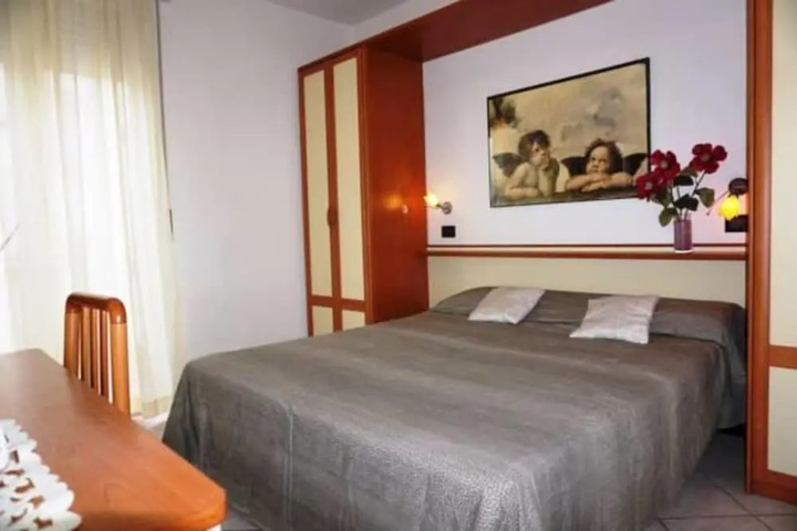 Room 5 of 18