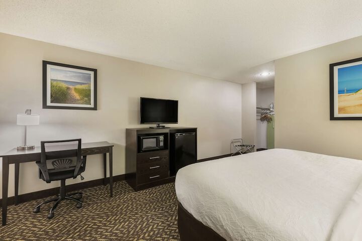 1 King Bed Microwave and Refrigerator WiFi Full Breakfast (13 of 15)