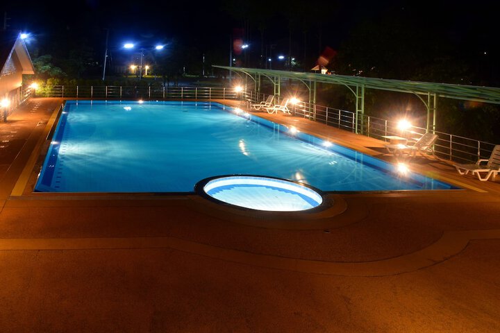 Pool 18 of 33