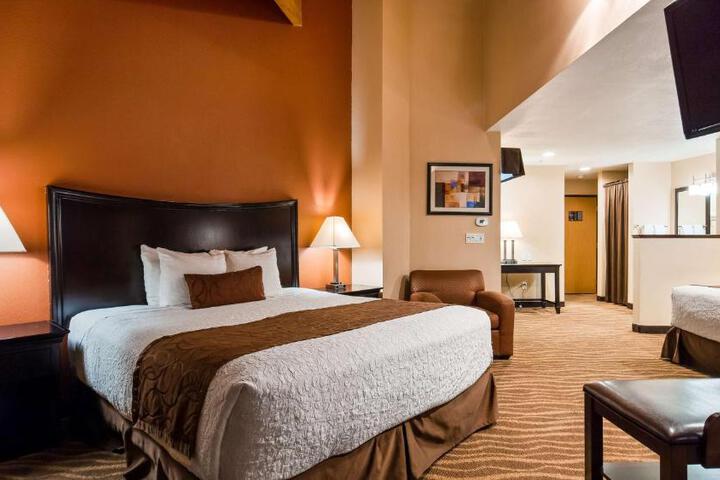 1 King Bed Microwave and Refrigerator Full Breakfast (6 of 10)