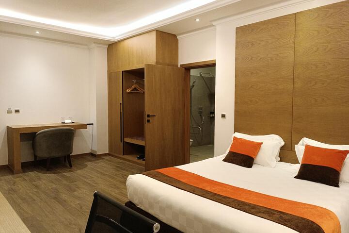Room 33 of 70