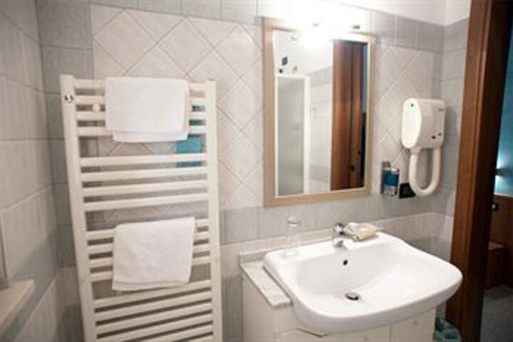 Room 4 of 25