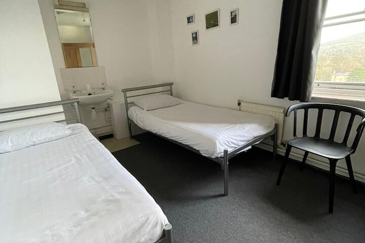 Room 3 of 33