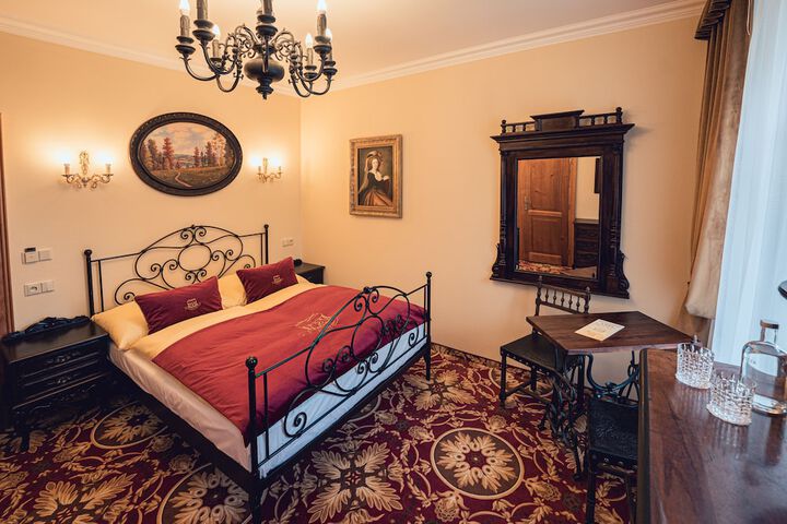 Room 5 of 90