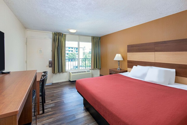 1 King Bed (6 of 7)