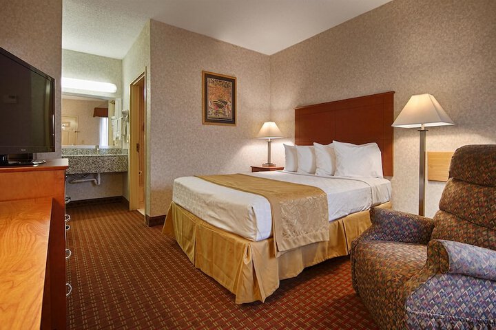 1 Queen Bed (4 of 9)