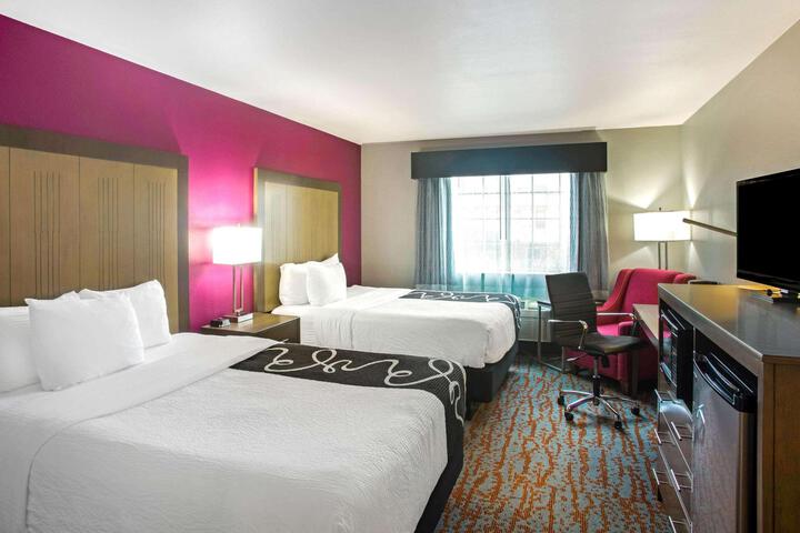 2 Queen Beds (2 of 5)