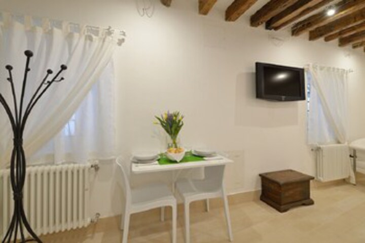 Room 10 of 28