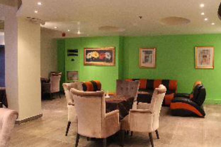 Lounge 17 of 23
