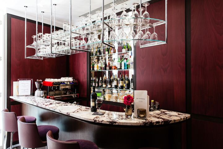 Lounge 81 of 100