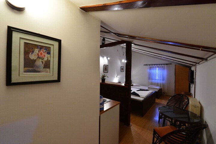 Room 8 of 68