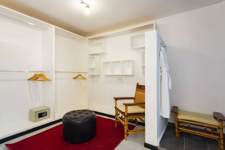 Room 33 of 77