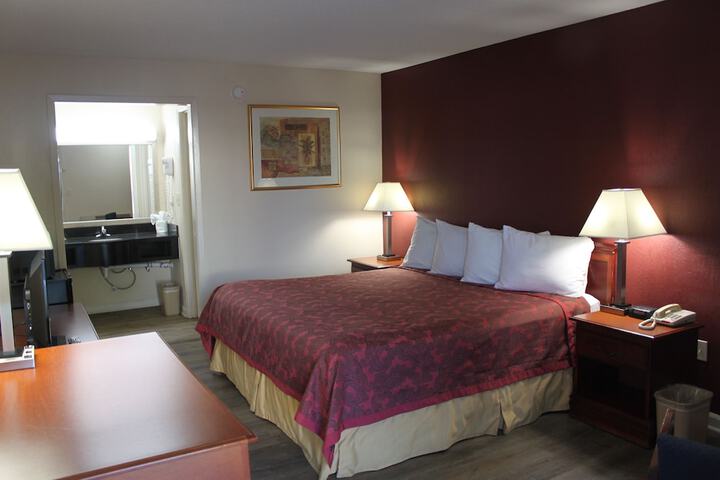 1 King Bed (5 of 12)
