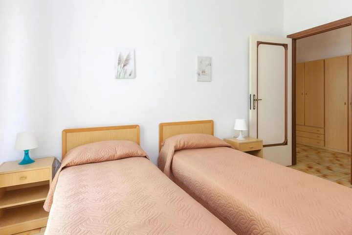 Room 4 of 14