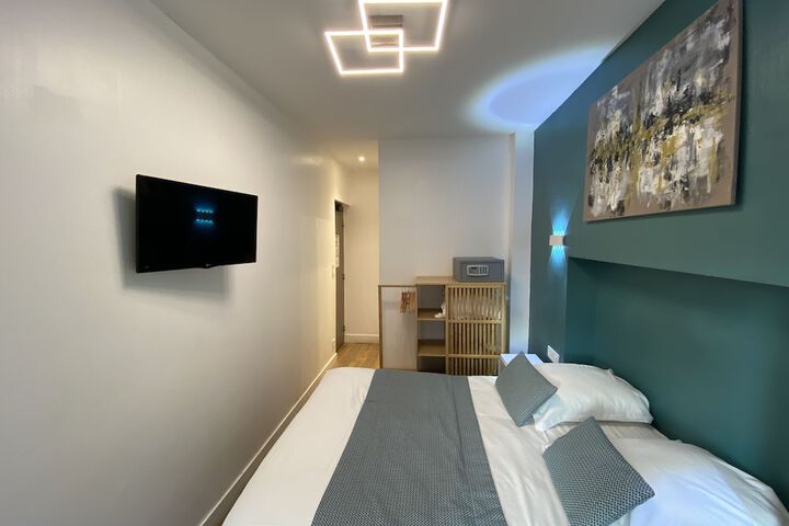Room 16 of 76