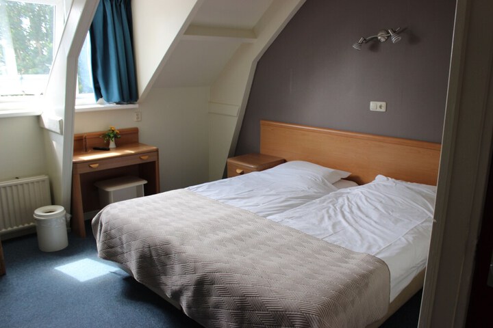 Room 10 of 30