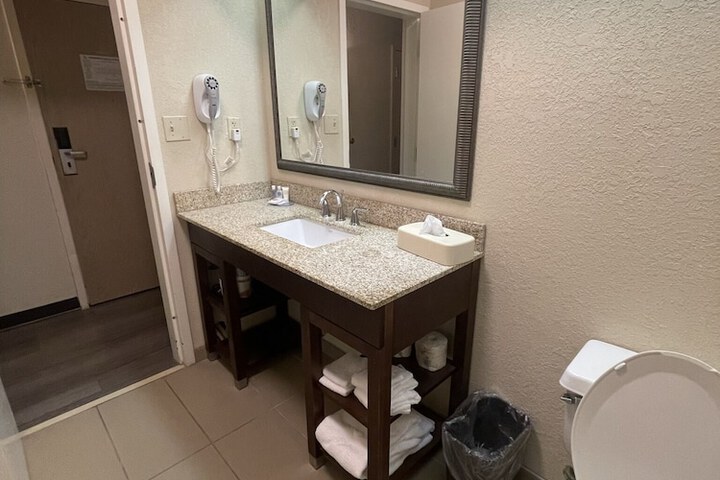 1 Queen Bed Accessible (42 of 46)