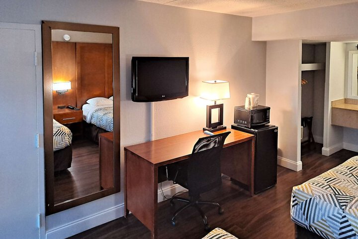 2 Full Beds | Suite Micfridge (7 of 13)