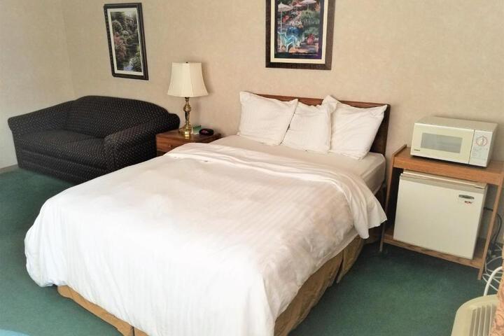 1 Queen Bed (7 of 10)
