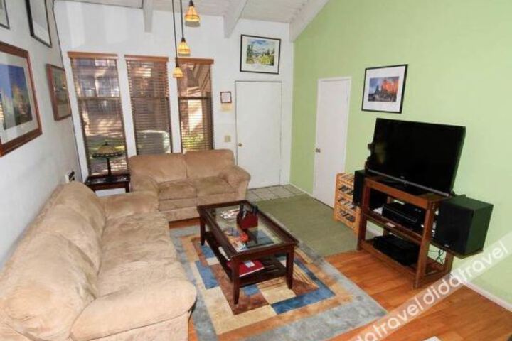 5 Bedrooms Townhouse by RedAwning