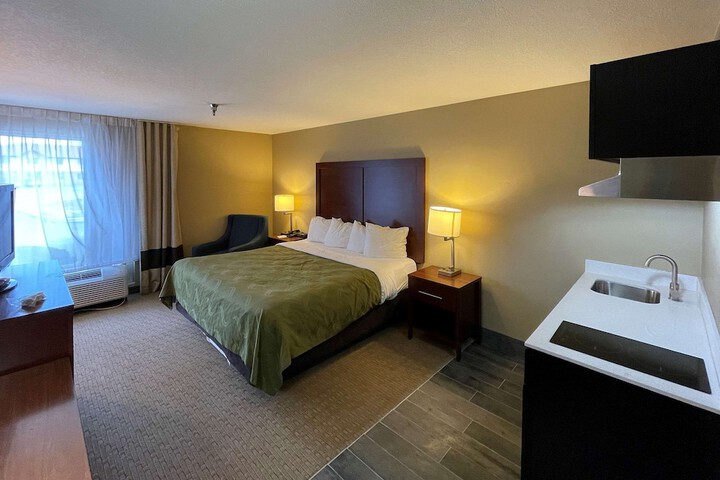 Room 6 of 28