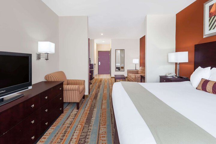 1 King Bed (5 of 11)