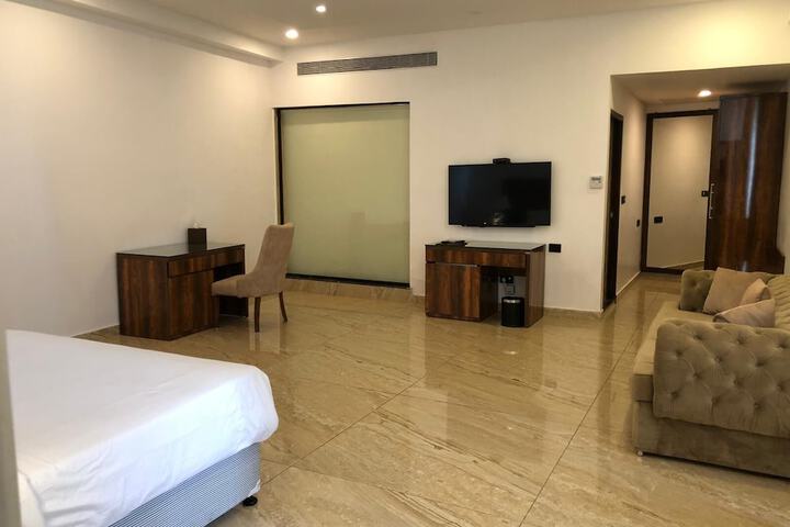Room 6 of 81