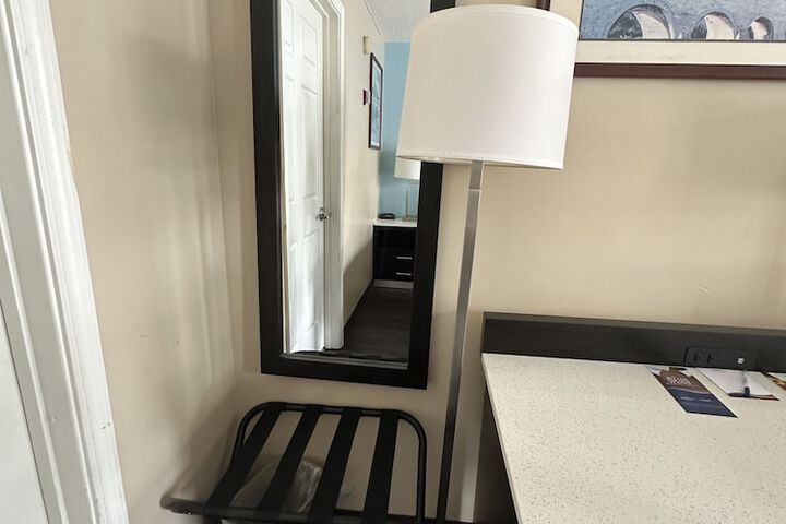 1 King Bed (5 of 23)
